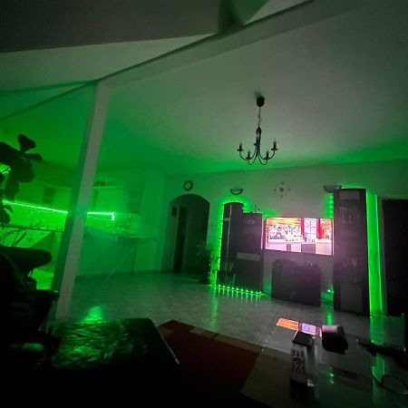 Gabe'S Nest Apartment Urom Luaran gambar