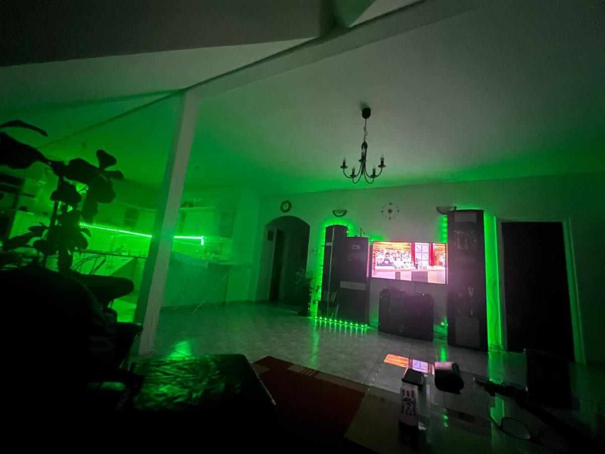 Gabe'S Nest Apartment Urom Luaran gambar